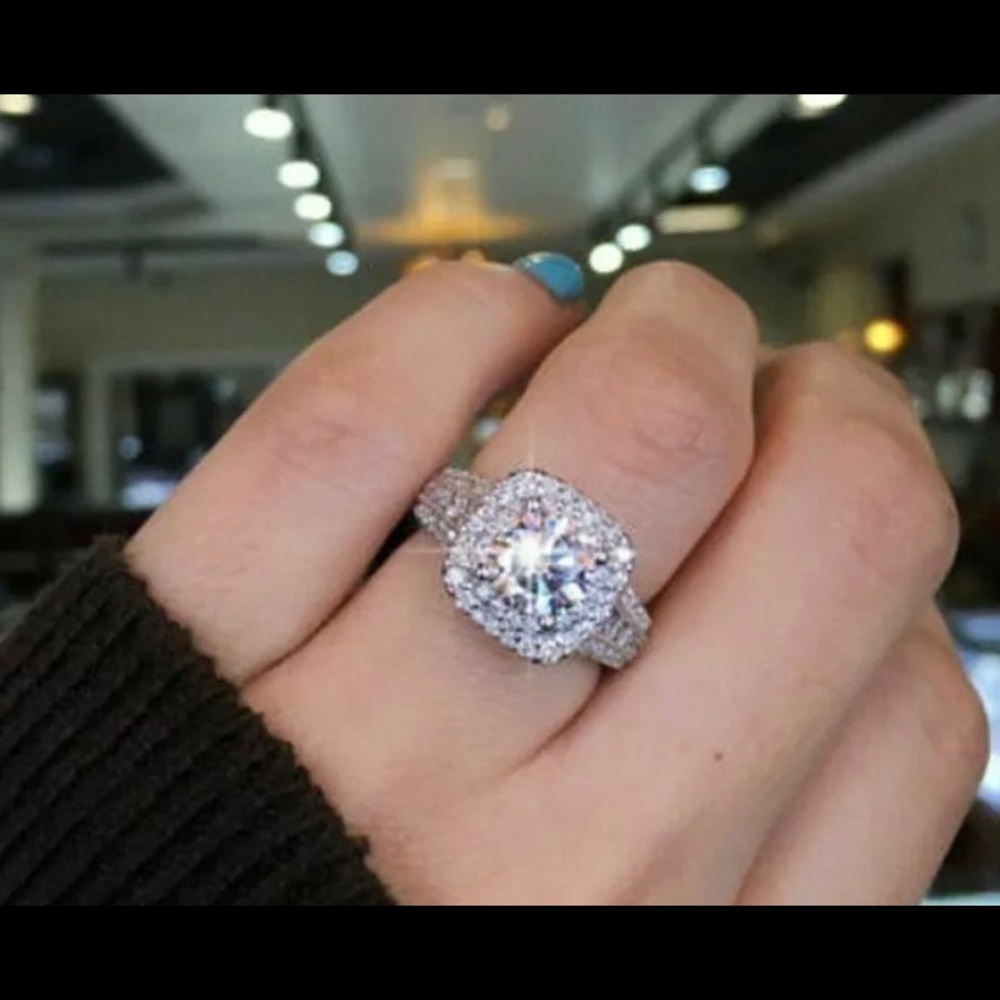 BEAUTIFUL DINNER RING - Picture 2 of 6